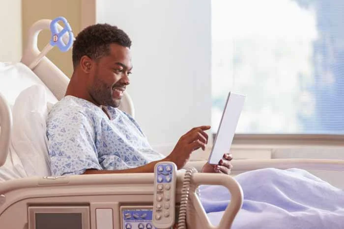 Services multimédias à l'hôpital - patient utilise tablette avec internet a hopital - services multimedias